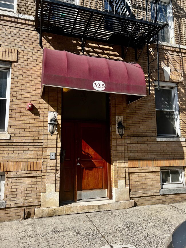 325 Baldwin Ave in Jersey City, NJ - Building Photo - Building Photo