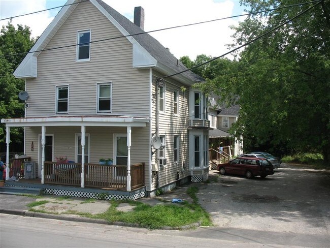 17 Autumn St in Gardiner, ME - Building Photo - Building Photo