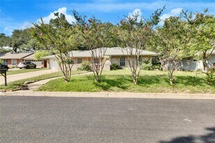 2406 Sheri Oak Ln in Austin, TX - Building Photo