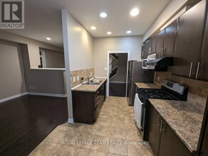 221 Waymark Crescent in Ottawa, ON - Building Photo - Building Photo