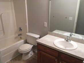 3511 Drayton Dr in Dalzell, SC - Foto de edificio - Building Photo