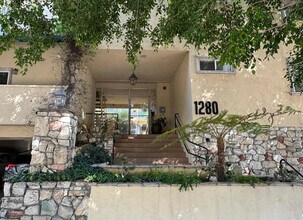Barrington Terrace in Los Angeles, CA - Foto de edificio - Building Photo