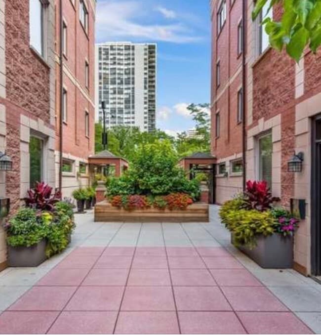 1430 N La Salle Dr, Unit f1 in Chicago, IL - Building Photo - Building Photo