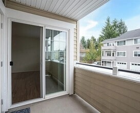 13405 97th Ave E, Unit 206 in Puyallup, WA - Foto de edificio - Building Photo