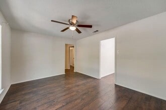 10434 Springhaven Dr, Unit 6B in Dallas, TX - Building Photo - Building Photo