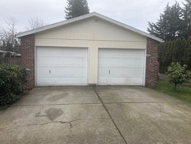 323 SE 141st Ave in Portland, OR - Building Photo - Building Photo