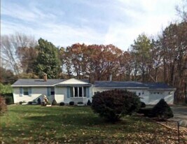 6 Greenacre Rd in South Hadley, MA - Building Photo