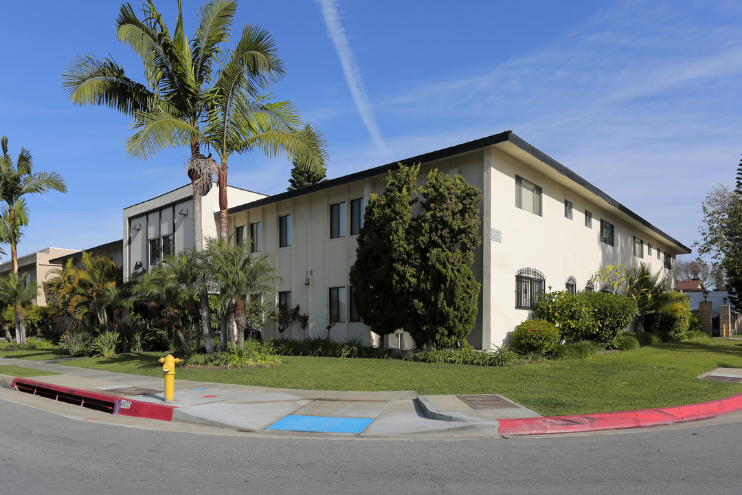 Lido Mirada in La Mirada, CA - Building Photo