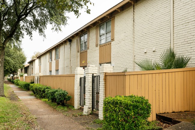 Broadway Casa in Houston, TX - Foto de edificio - Building Photo