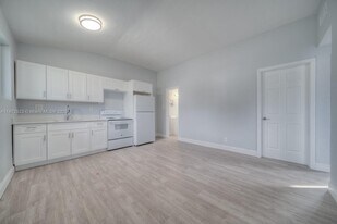 17725 SW 103rd Ave in Miami, FL - Building Photo