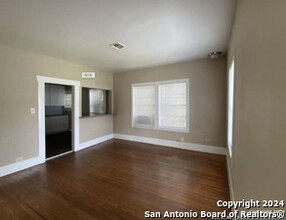 1422 Hays St in San Antonio, TX - Foto de edificio - Building Photo