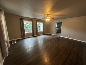 412 W Umpqua St in Roseburg, OR - Building Photo - Building Photo