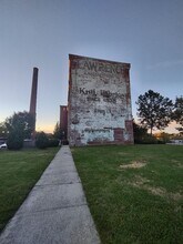 52 Lawrence Dr in Lowell, MA - Foto de edificio - Building Photo