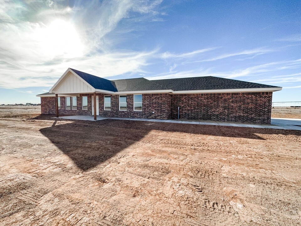 10705 N County Rd 2800 in Lubbock, TX - Building Photo