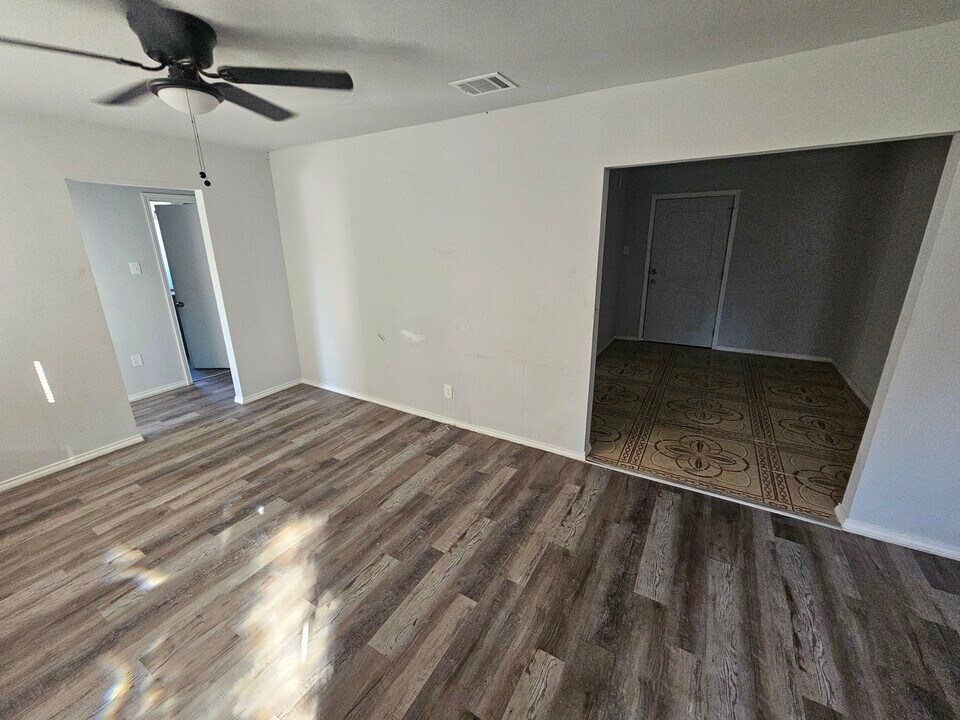 2210 Bombay Ave in Dallas, TX - Building Photo