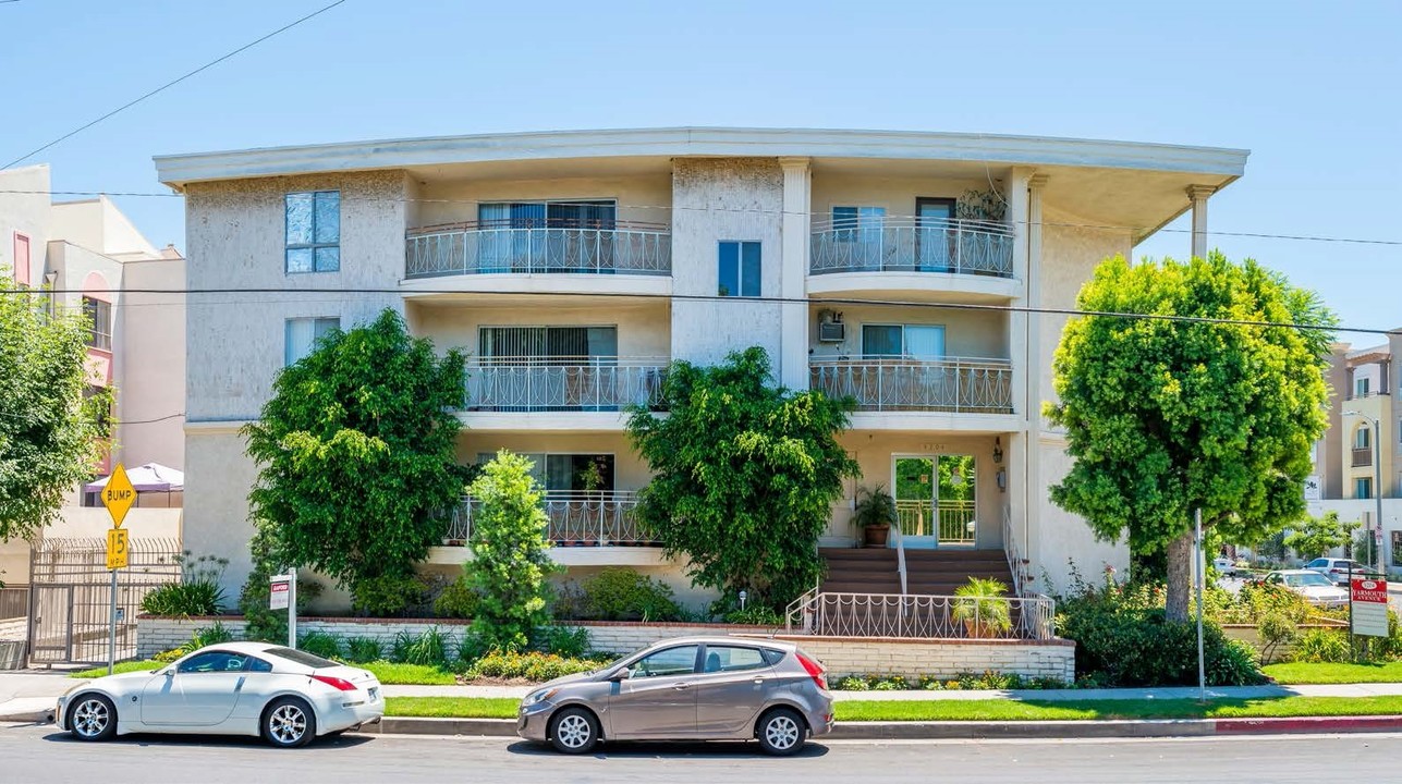 5204 Yarmouth Ave in Encino, CA - Building Photo