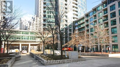 215-1215 Fort York Blvd in Toronto, ON - Building Photo - Building Photo