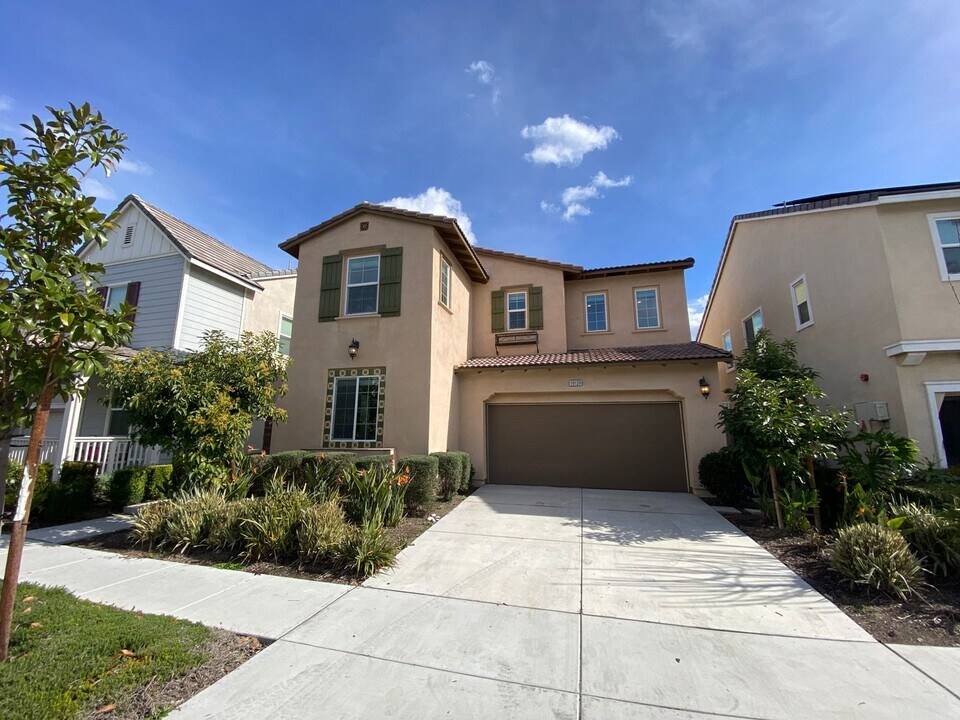 16129 Apricot Ave in Chino, CA - Building Photo