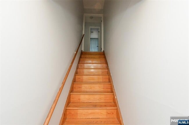 421 Leonhardt Dr in Saddle Brook, NJ - Foto de edificio - Building Photo