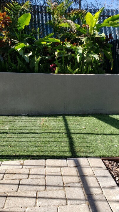2131 Carmona Ave in Los Angeles, CA - Building Photo