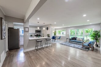425 Lakewood Blvd in Park Forest, IL - Building Photo - Building Photo