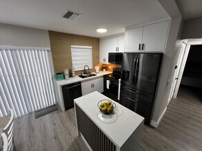 222 SW 8th St, Unit A in Dania Beach, FL - Building Photo - Building Photo
