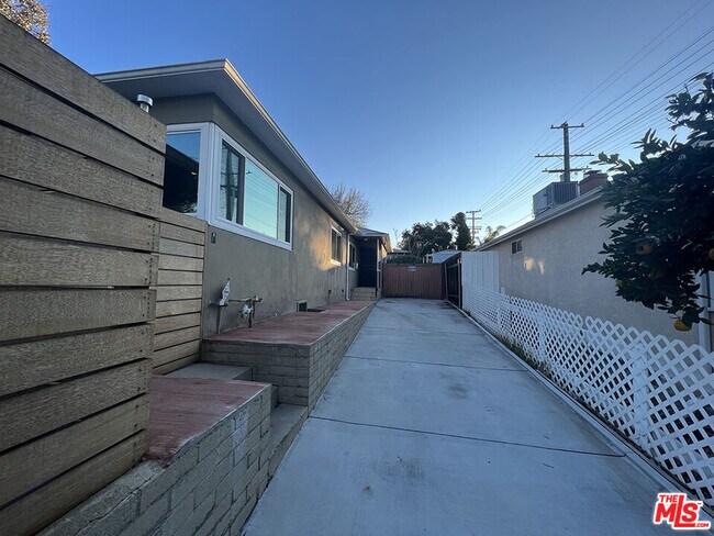 10006 Silverton Ave in Los Angeles, CA - Building Photo - Building Photo
