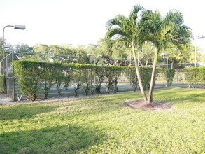 5550 NW 44th St in Lauderhill, FL - Foto de edificio - Building Photo