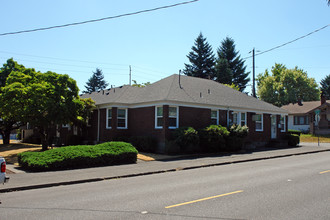 Alameda Court Apartments in Portland, OR - Building Photo - Building Photo