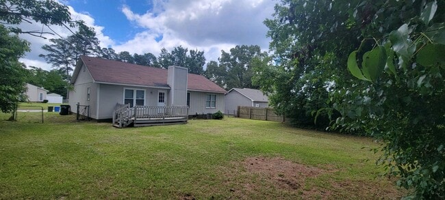 912 Hollydale Ln in Fayetteville, NC - Foto de edificio - Building Photo