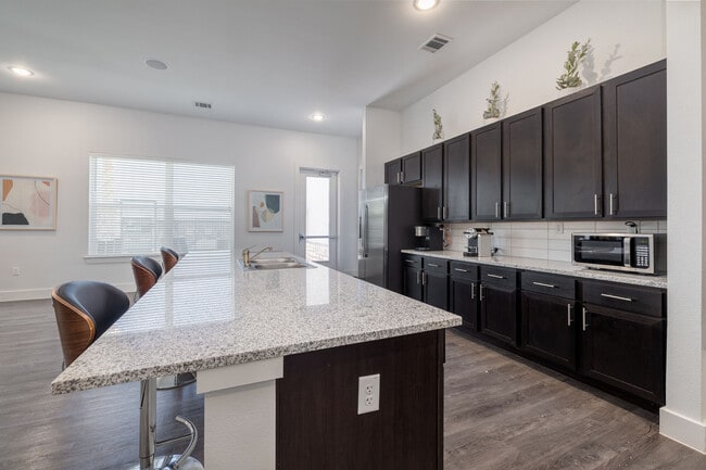 Moonlight Apartments in Austin, TX - Foto de edificio - Building Photo