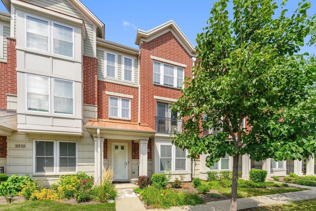 2234 S Crambourne Way in Arlington Heights, IL - Building Photo