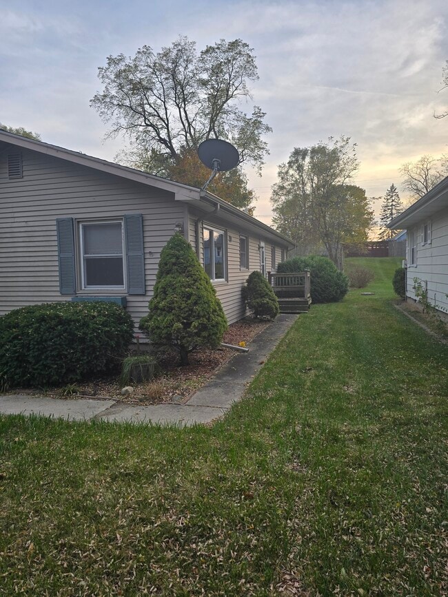 8570 Country Club Dr in Pinckney, MI - Building Photo - Building Photo