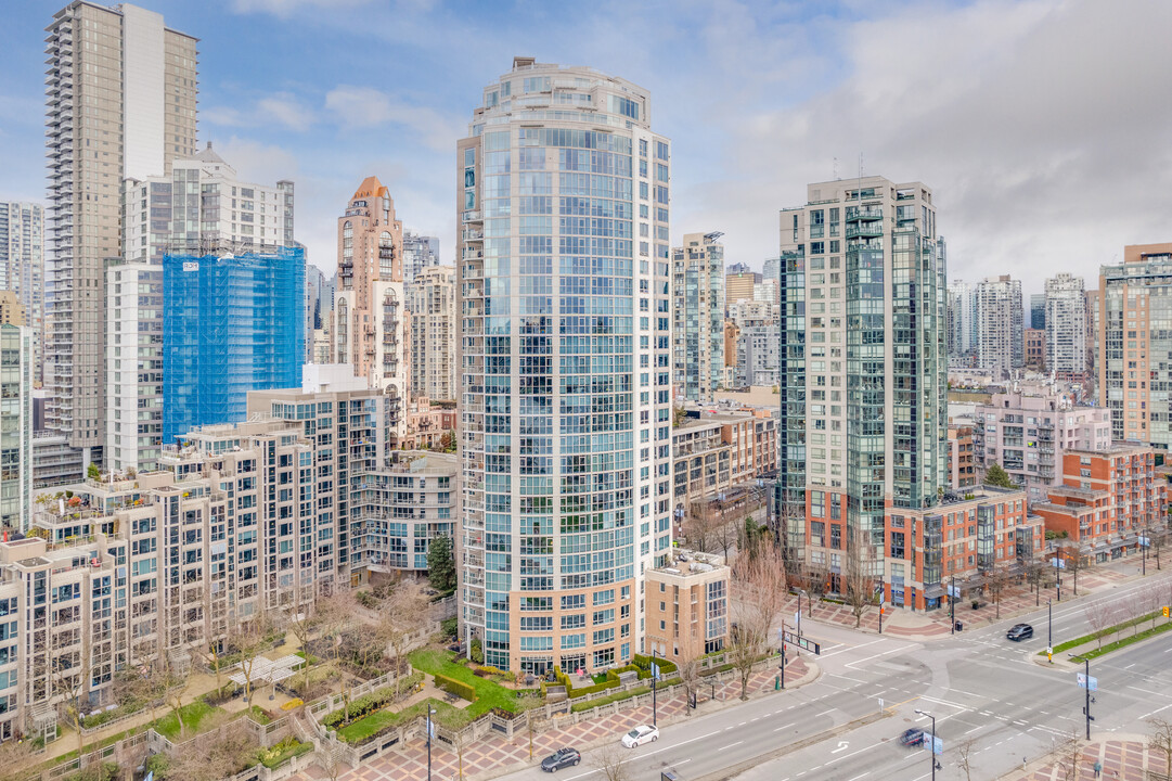 Governor's Tower in Vancouver, BC - Building Photo