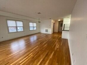 240 E 8th St, Unit 3 in Boston, MA - Building Photo - Building Photo