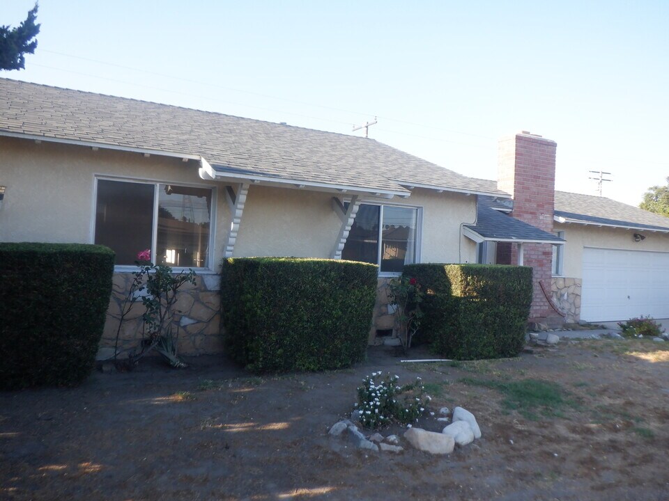 8853 Stardust Ln in Anaheim, CA - Foto de edificio