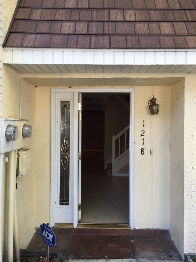 1218 Abbey Crescent Ln in Clearwater, FL - Building Photo - Building Photo