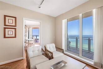 8231 Bay Colony Dr in Naples, FL - Foto de edificio - Building Photo