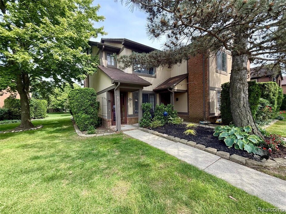 1550 Meadowside Dr in Rochester Hills, MI - Building Photo