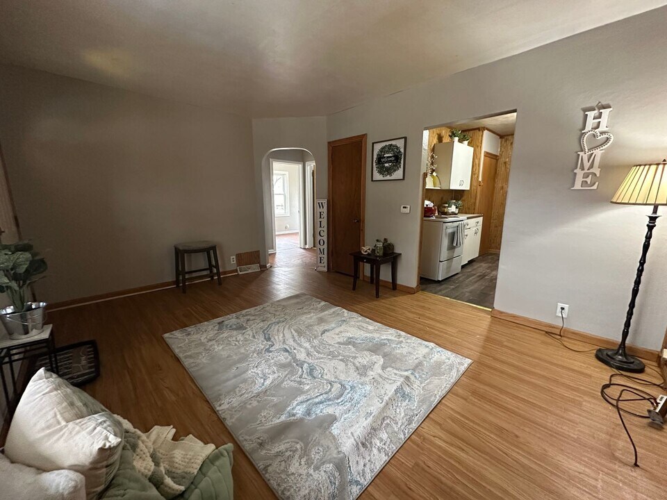 322 Lester St in Waterloo, IA - Building Photo
