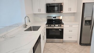 110 S Shore Dr, Unit 4E in Miami Beach, FL - Foto de edificio - Building Photo