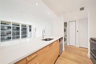 1756 N Bayshore Dr, Unit 19H in Miami, FL - Building Photo - Building Photo