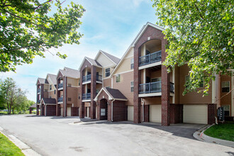 Westport on the Lake in Omaha, NE - Foto de edificio - Building Photo