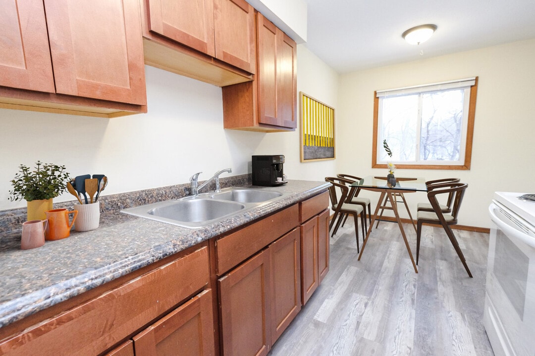 Colonial Apartments in New Hope, MN - Building Photo