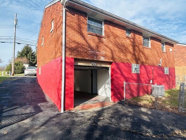 194 Mary Ellen Dr in North Versailles, PA - Building Photo - Building Photo