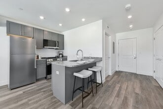 585 Essex St in Lynn, MA - Foto de edificio - Building Photo