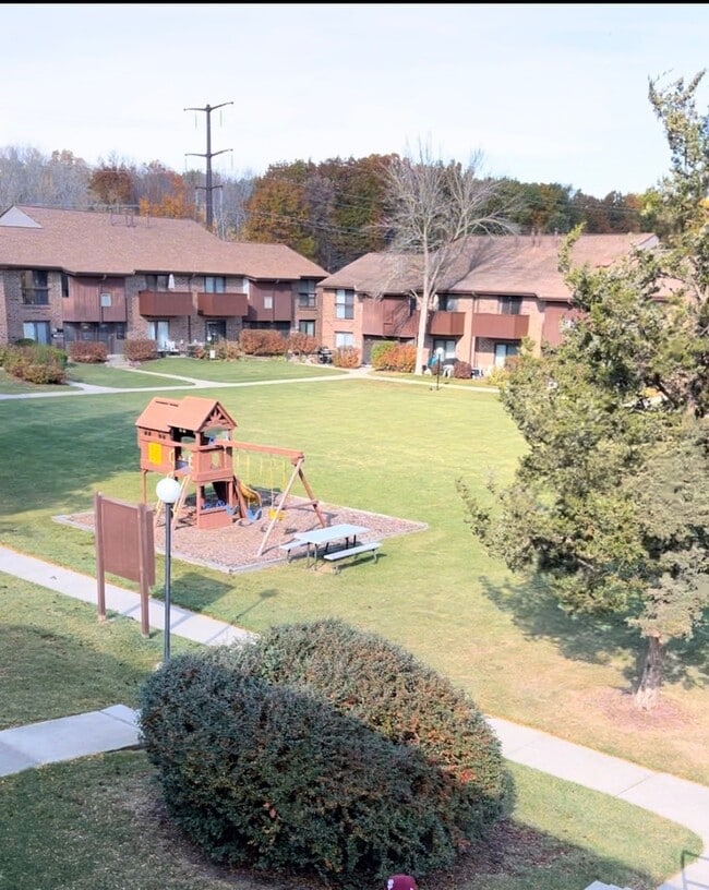 9022 N Park Plaza Ct, Unit Charming 2BR 1.5BA condo in Brown Deer, WI - Building Photo - Building Photo