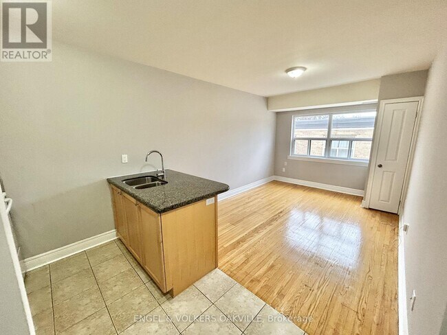 11 Thirty Third St in Toronto, ON - Building Photo - Building Photo