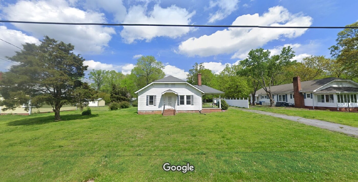 217 Center St in Mocksville, NC - Building Photo