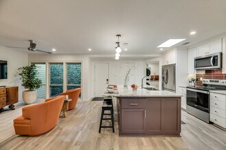 9807 Airline Rd in Dallas, TX - Building Photo - Building Photo